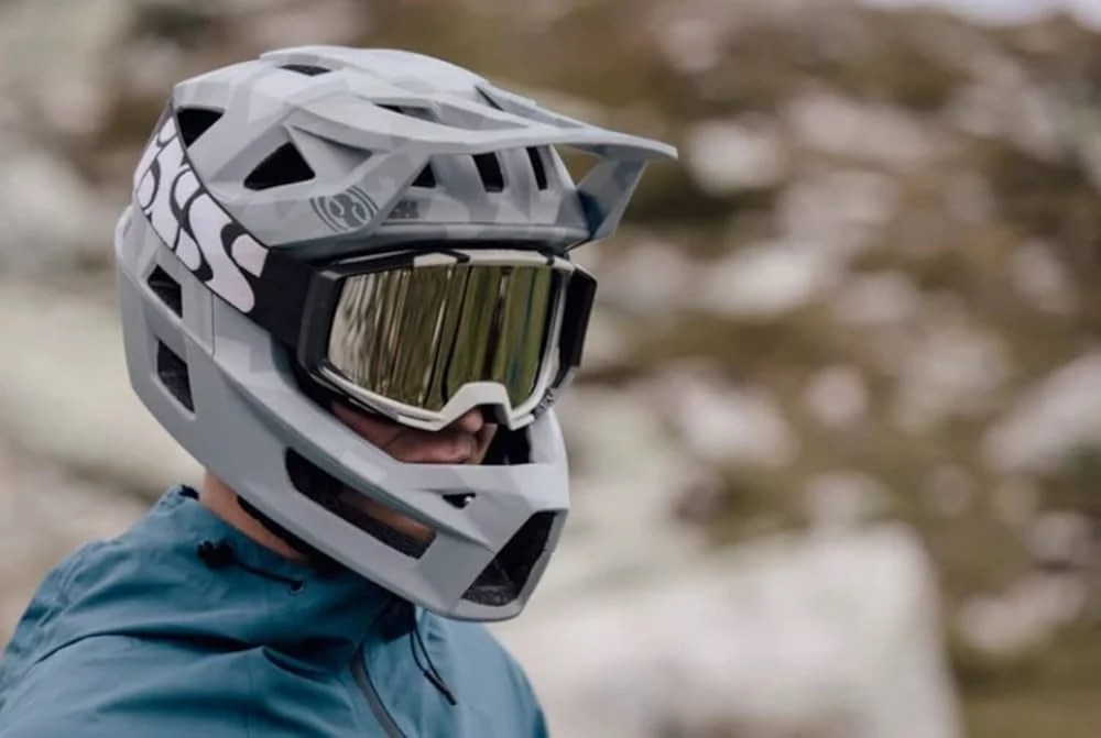 iXS Trigger Full Face MIPS Helmet detail