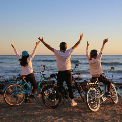 Family_Celebrating_with_Simple_Step-Thru_500W_at_the_Beach