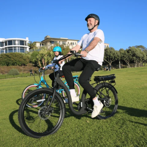 Elderly_Couple_Riding_the_Simple_Step-Thru_500W